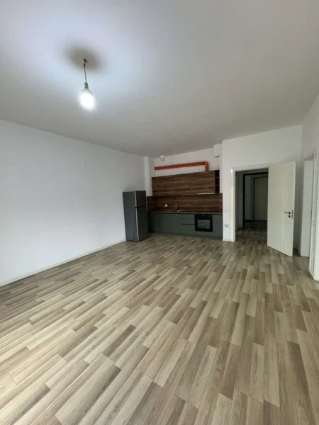 Tirane, jepet me qera apartament Kati 7, 97 m² 400 Euro (UNAZA E RE)