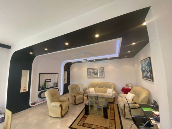 Vlore, shitet Vile 3 Katshe , 397 m² 300.000 € (Lagjia Kushtrimi) RV37000