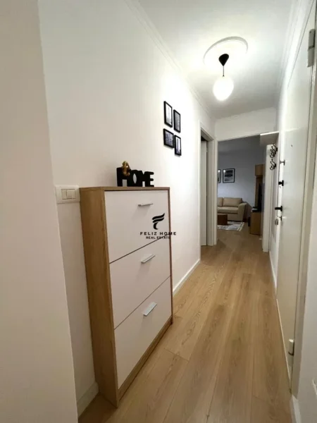 Tirane, jepet me qera apartament 1+1+Ballkon Kati 3, 70 m² 800 € (PAZARI I RI)