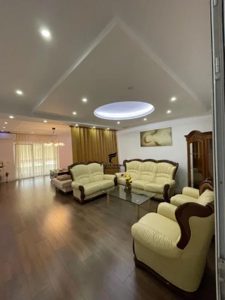 Tirane, jepet me qera apartament 2+1 Kati 6, 160 m² 800 € (KOMUNA E PARISIT)