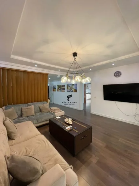 Tirane, jepet me qera apartament 2+1 Kati 6, 160 m² 800 € (KOMUNA E PARISIT)