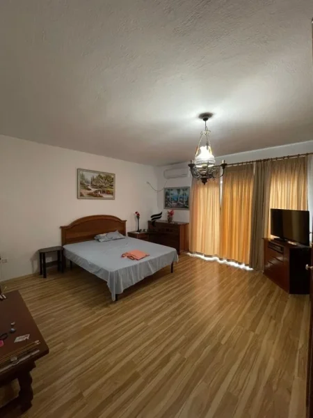 Tirane, jepet me qera apartament 2+1 Kati 6, 160 m² 800 € (KOMUNA E PARISIT)