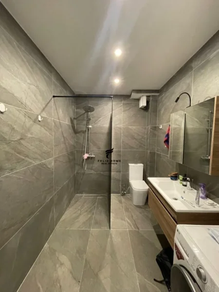 Tirane, jepet me qera apartament 2+1 Kati 6, 160 m² 800 € (KOMUNA E PARISIT)