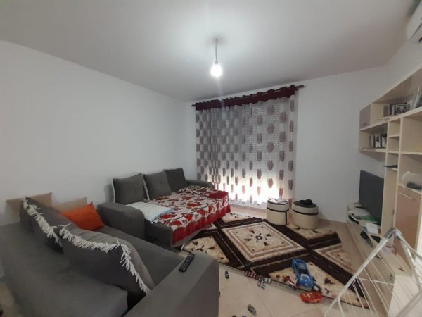 Tirane, jepet me qera apartament 1+1 Kati 3, 77 m² 600 € (Komuna e Parisit)