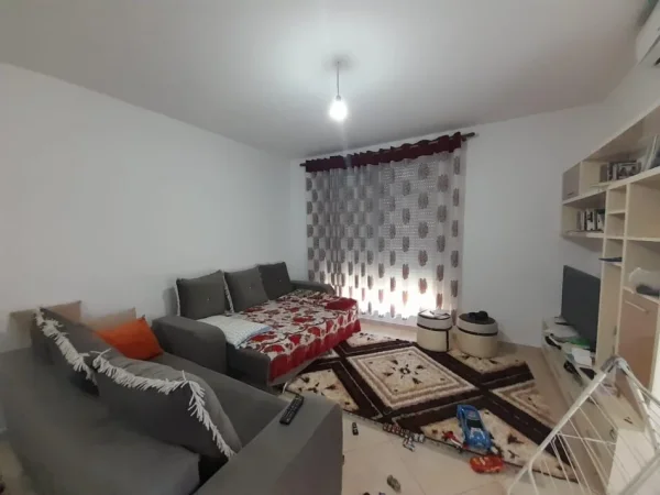 Tirane, jepet me qera apartament 1+1 Kati 3, 77 m² 600 € (Komuna e Parisit)