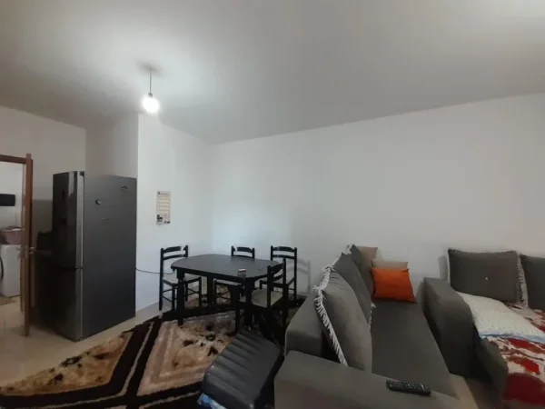 Tirane, jepet me qera apartament 1+1 Kati 3, 77 m² 600 € (Komuna e Parisit)