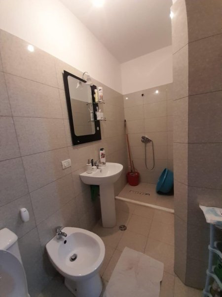 Tirane, jepet me qera apartament 1+1 Kati 3, 77 m² 600 € (Komuna e Parisit)
