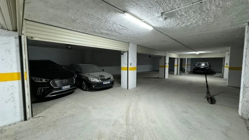 Tirane, shitet magazine Kati -2, 180 m² 180.000 € (Rruga Kavajes, Perball Deliorgjit)
