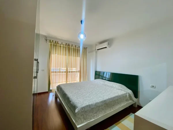 Tirane, jepet me qera apartament 2+1 Kati 8, 100 m² 800 € (KOMUNA E Parisit)