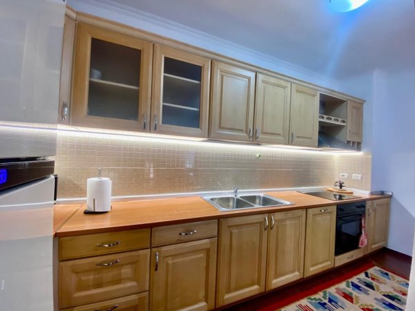 Tirane, jepet me qera apartament 2+1 Kati 8, 100 m² 800 € (KOMUNA E Parisit)