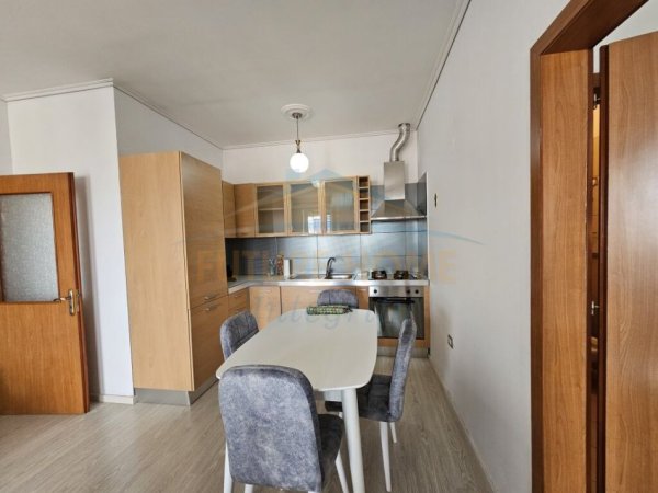 Tirane, jepet me qera apartament 2+1 Kati 8, 90 m² 500 € (TODI SHKURTI KOMPLEKSI GRAND)