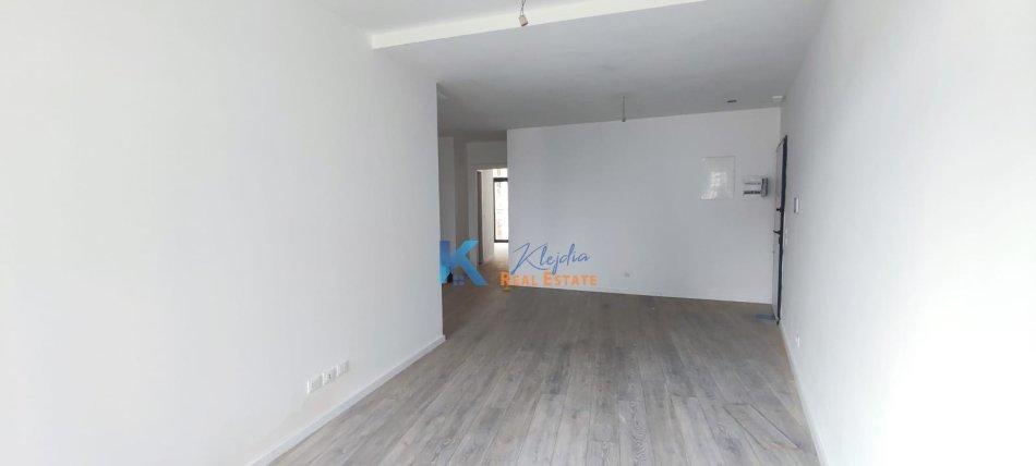 Tirane, jap me qera zyre Kati 1, 102 m² 1.300 € (Zyre per qira te Liqeni, Lake View Residence)