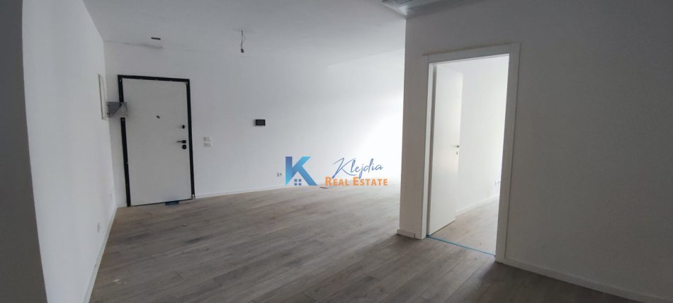 Tirane, jap me qera zyre Kati 1, 102 m² 1.300 € (Zyre per qira te Liqeni, Lake View Residence)