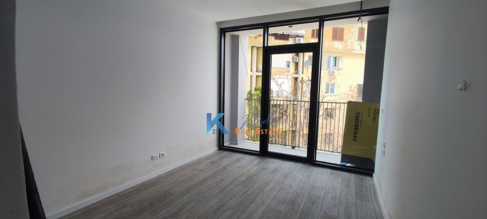 Tirane, jap me qera zyre Kati 1, 102 m² 1.300 € (Zyre per qira te Liqeni, Lake View Residence)