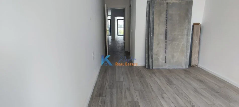 Tirane, jap me qera zyre Kati 1, 102 m² 1.300 € (Zyre per qira te Liqeni, Lake View Residence)