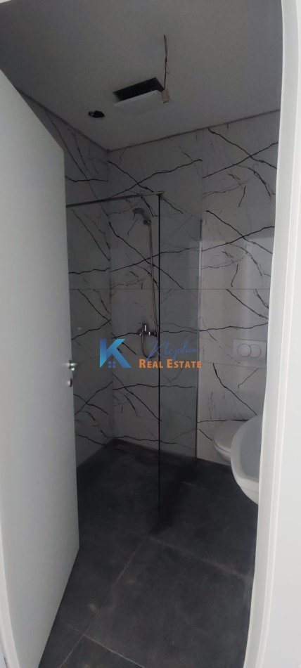 Tirane, jap me qera zyre Kati 1, 102 m² 1.300 € (Zyre per qira te Liqeni, Lake View Residence)