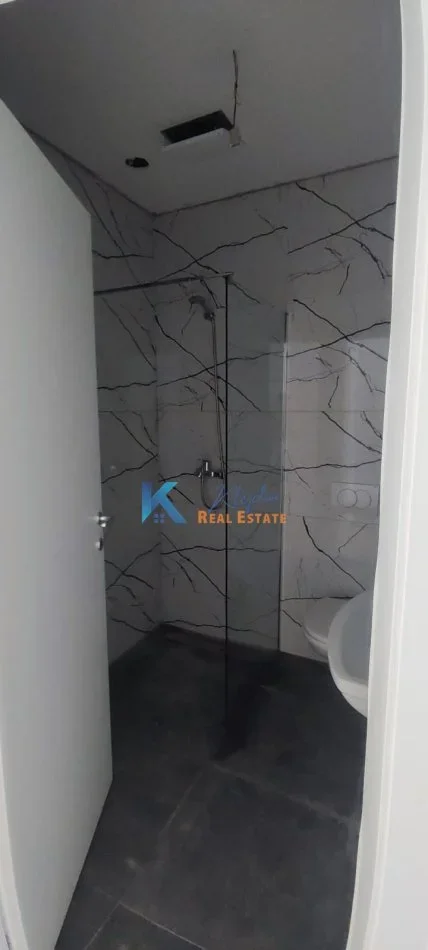 Tirane, jap me qera zyre Kati 1, 102 m² 1.300 € (Zyre per qira te Liqeni, Lake View Residence)