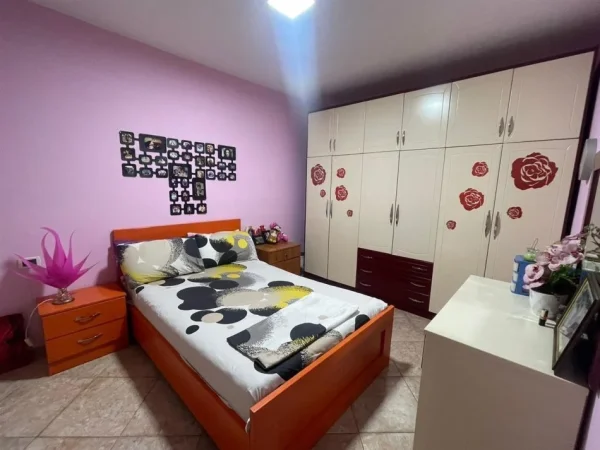 Tirane, jepet me qera apartament 2+1+Ballkon Kati 3, 128 m² 550 € (Afer Stadiumit Dinamo)