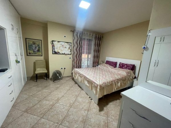 Tirane, jepet me qera apartament 2+1+Ballkon Kati 3, 128 m² 550 € (Afer Stadiumit Dinamo)