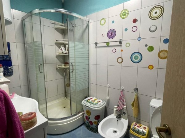 Tirane, jepet me qera apartament 2+1+Ballkon Kati 3, 128 m² 550 € (Afer Stadiumit Dinamo)