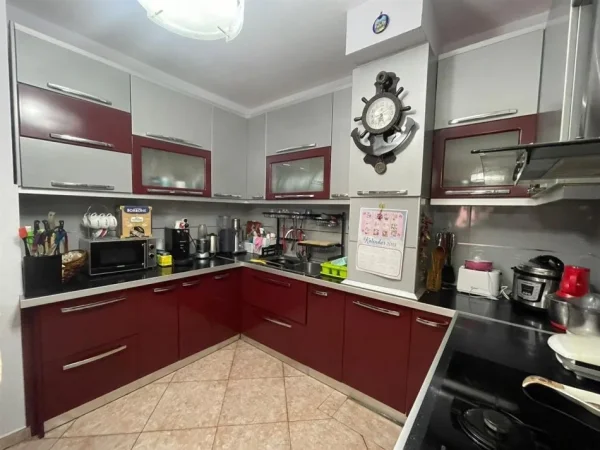 Tirane, jepet me qera apartament 2+1+Ballkon Kati 3, 128 m² 550 € (Afer Stadiumit Dinamo)