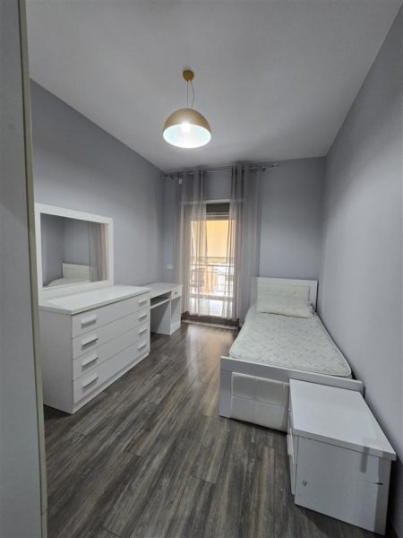 Tirane, jepet me qera apartament 3+1 Kati 4, 145 m² 1.000 € (Kompleksi Delijorgji)