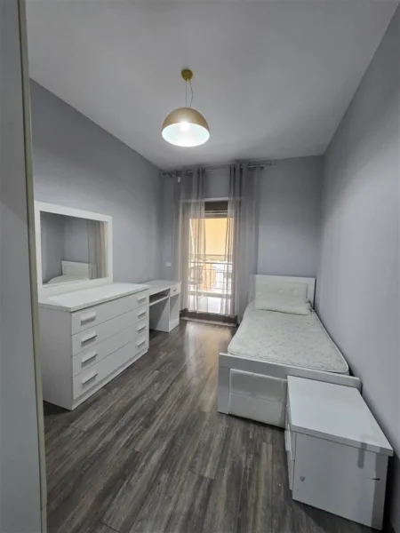 Tirane, jepet me qera apartament 3+1 Kati 4, 145 m² 1.000 € (Kompleksi Delijorgji)