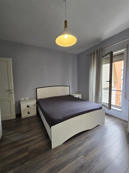 Tirane, jepet me qera apartament 3+1 Kati 4, 145 m² 1.000 € (Kompleksi Delijorgji)
