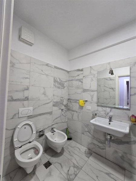 Tirane, jepet me qera apartament 3+1 Kati 4, 145 m² 1.000 € (Kompleksi Delijorgji)