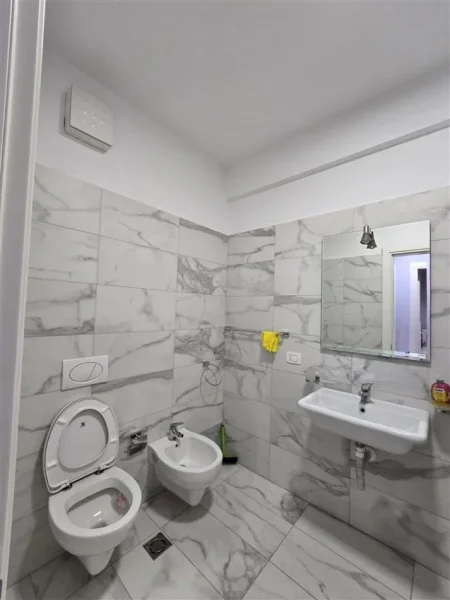 Tirane, jepet me qera apartament 3+1 Kati 4, 145 m² 1.000 € (Kompleksi Delijorgji)