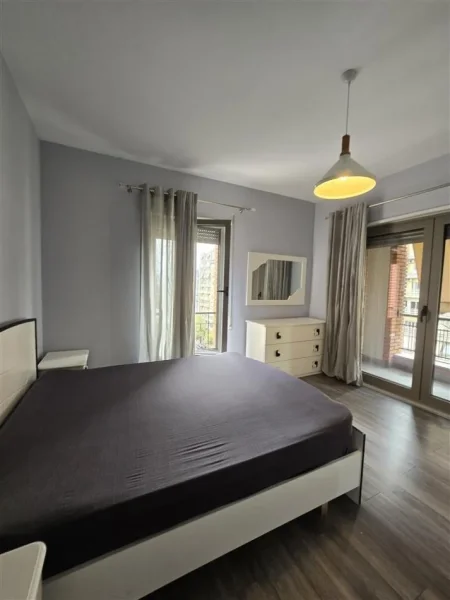 Tirane, jepet me qera apartament 3+1 Kati 4, 145 m² 1.000 € (Kompleksi Delijorgji)