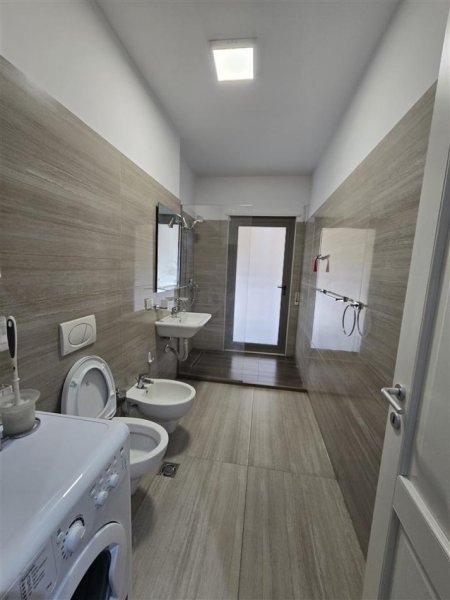 Tirane, jepet me qera apartament 3+1 Kati 4, 145 m² 1.000 € (Kompleksi Delijorgji)