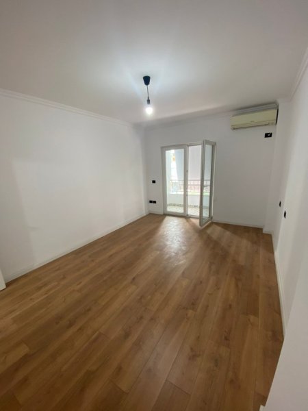 Tirane, shitet apartament 2+1+Ballkon Kati 3, 87 m² 165.000 € (Rruga e Kavajes, Ish Parku)