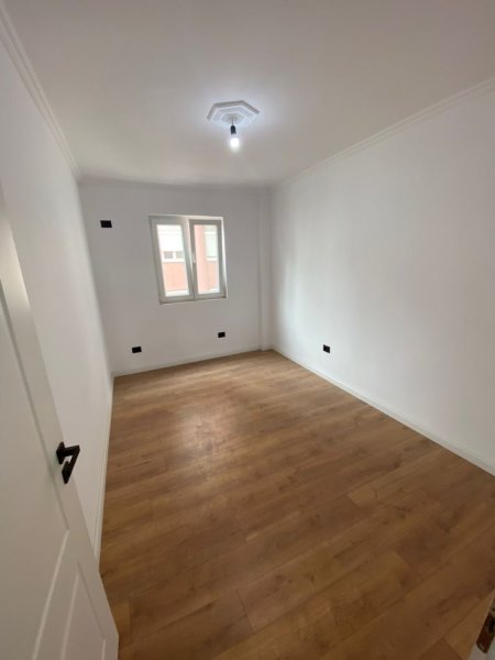 Tirane, shitet apartament 2+1+Ballkon Kati 3, 87 m² 165.000 € (Rruga e Kavajes, Ish Parku)