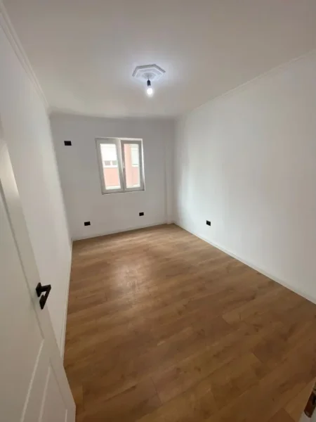 Tirane, shitet apartament 2+1+Ballkon Kati 3, 87 m² 165.000 € (Rruga e Kavajes, Ish Parku)