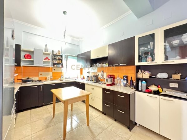 Tirane, shes apartament 2+1+2 , 140 m² 232.000 € (Liqeni i Thatë)