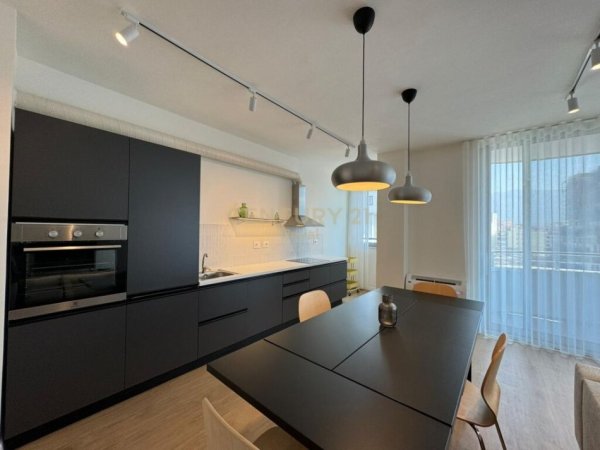 Tirane, jepet me qera apartament 3+1 Kati 8, 144 m² 1.600 € 