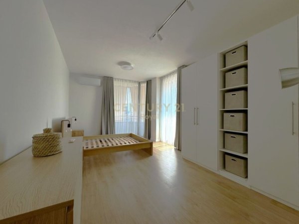 Tirane, jepet me qera apartament 3+1 Kati 8, 144 m² 1.600 € 
