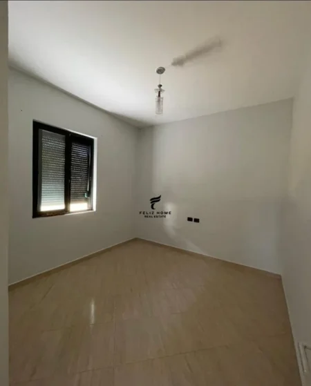 Tirane, jepet me qera apartament 3+1 Kati 5, 120 m² 700 € (LIQENI I THATE)