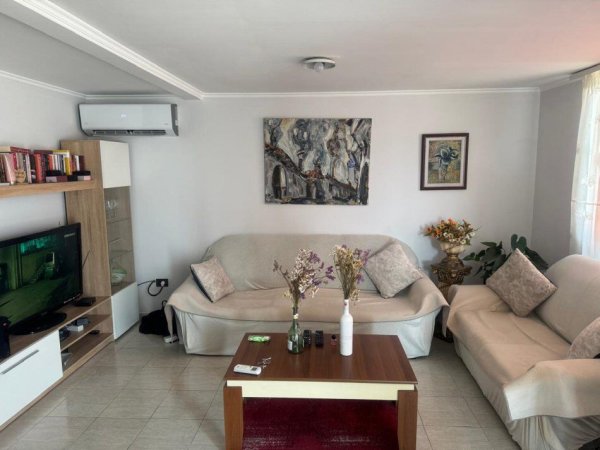 Tirane, jepet me qera apartament 1+1+Ballkon Kati 5, 70 m² 450 € (SIRI KODRA)
