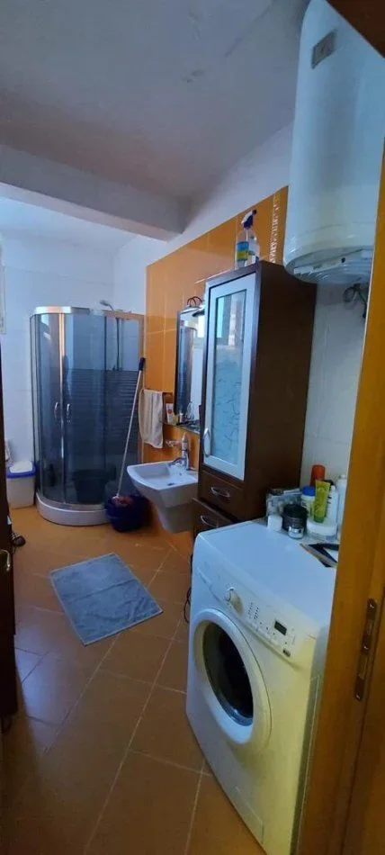 Tirane, jepet me qera apartament 1+1+Ballkon Kati 5, 70 m² 450 € (SIRI KODRA)