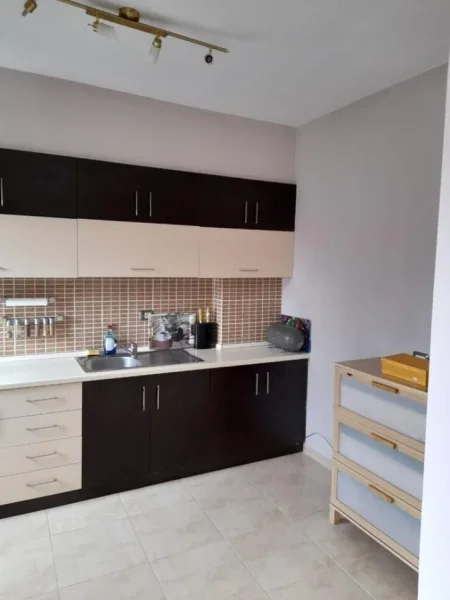 Tirane, jepet me qera apartament 2+1 Kati 2, 100 m² 500 € (rruga e Elbasanit)