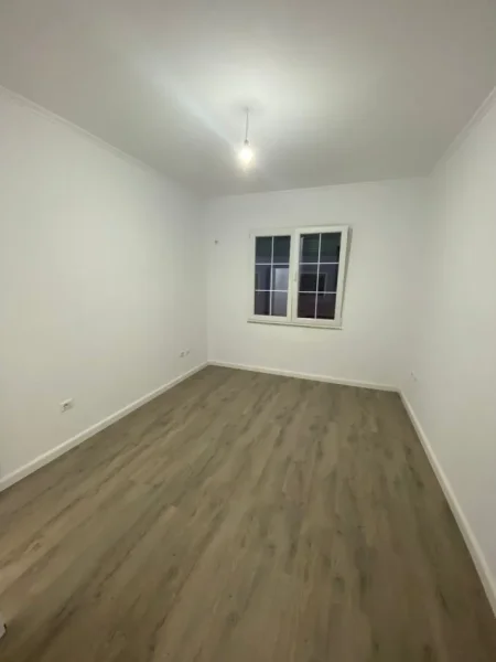 Tirane, shitet apartament 2+1+Ballkon Kati 3, 72 m² 150.000 € (Rruga e Kavajes , prane Kadiu)