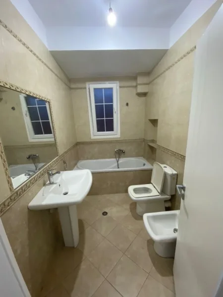Tirane, shitet apartament 2+1+Ballkon Kati 3, 72 m² 150.000 € (Rruga e Kavajes , prane Kadiu)