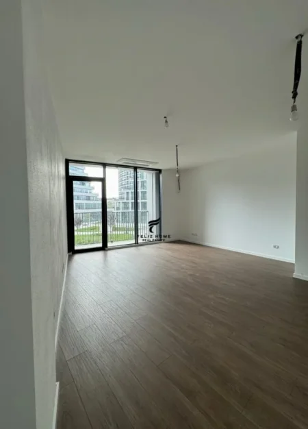 Tirane, jepet me qera zyre Kati 1, 75 m² 950 € (LIQENI ARTIFICIAL)
