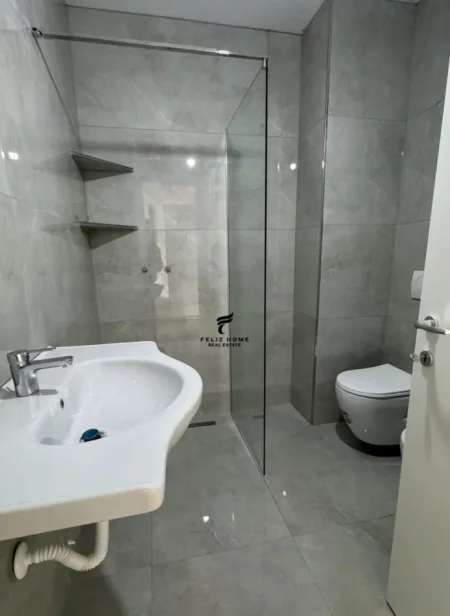 Tirane, jepet me qera zyre Kati 1, 75 m² 950 € (LIQENI ARTIFICIAL)