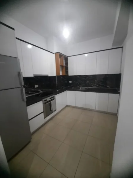 Tirane, jepet me qera apartament 2+1 Kati 5, 98 m² 450 € (Astir)