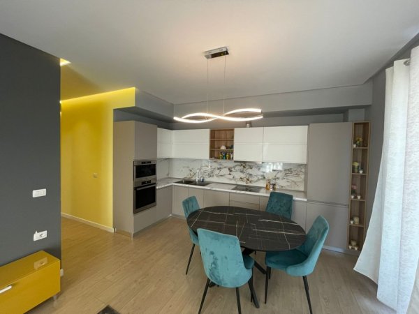 Tirane, jepet me qera apartament 3+1 Kati 4, 120 m² 800 € (Casa Italia)