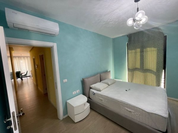 Tirane, jepet me qera apartament 3+1 Kati 4, 120 m² 800 € (Casa Italia)