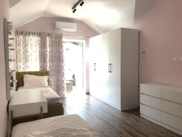 Durres, shitet Vile 3+1 Kati 1, 616 m² 440.000 € (Qerret)